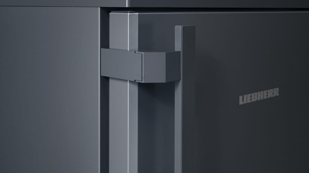 Uchwyt z wbudowanym mechanizmem otwierania